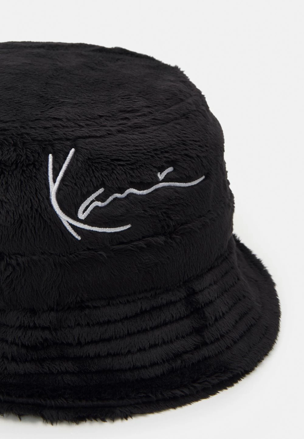 Karl Kani SIGNATURE BUCKET HAT UNISEX - Chapeau Prix Compétitif casquettes, bonnets et chapeaux couleur unie 5 Karl Kani SIGNATURE BUCKET HAT UNISEX - Chapeau Prix Compétitif casquettes, bonnets et chapeaux couleur unie – Image 3