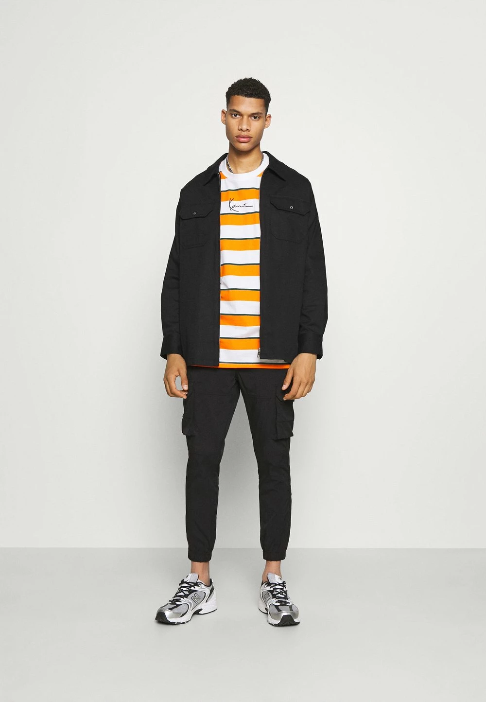 Qualité Fiable Karl Kani SMALL SIGNATURE STRIPE TEE UNISEX - T-shirt imprimé t-shirts col rond 4 Qualité Fiable Karl Kani SMALL SIGNATURE STRIPE TEE UNISEX - T-shirt imprimé t-shirts col rond – Image 2