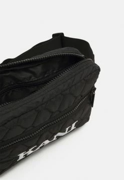 En Remise Karl Kani RETRO QUILTED HIP BACK UNISEX - Sac banane sacs fermeture éclair -Karl Kani Soldes Boutique e7223da66f244607af5fb52f3fdae647