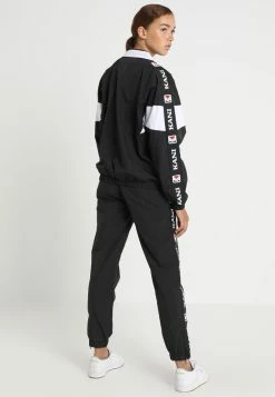 Karl Kani Qualité garantie 100% TAPE - Veste légère vestes & blazers col officier female 9 Karl Kani Qualité garantie 100% TAPE - Veste légère vestes & blazers col officier female -Karl Kani Soldes Boutique e7bd5a2dd1cc4a5e92fc0382745e3965