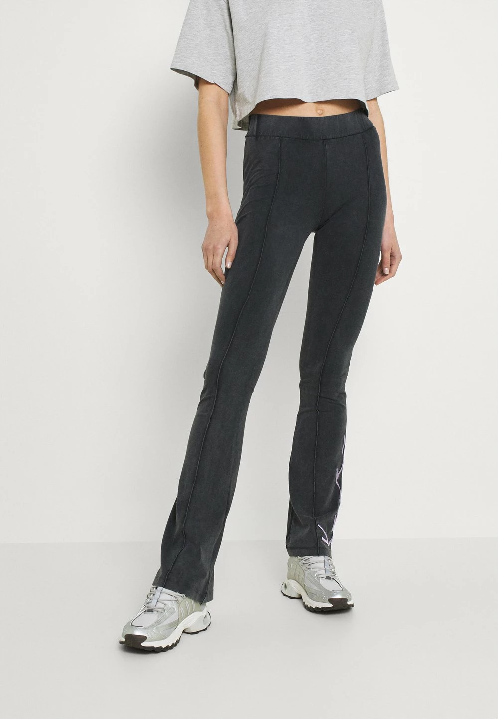 Karl Kani SIGNATURE WASHED FLARED LEGGINGS BLACK - Legging Prix Équitable pantalons haute female 3 Karl Kani SIGNATURE WASHED FLARED LEGGINGS BLACK - Legging Prix Équitable pantalons haute female