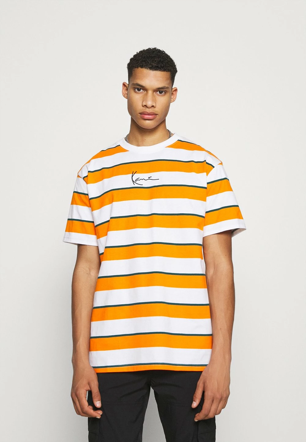 Qualité Fiable Karl Kani SMALL SIGNATURE STRIPE TEE UNISEX - T-shirt imprimé t-shirts col rond 5 Qualité Fiable Karl Kani SMALL SIGNATURE STRIPE TEE UNISEX - T-shirt imprimé t-shirts col rond – Image 3