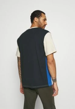 Karl Kani SIGNATURE BLOCK TEE UNISEX - T-shirt imprimé Prix Légers vestes col rond -Karl Kani Soldes Boutique ec9e143dca9440c7ba3f3e3e56de2531