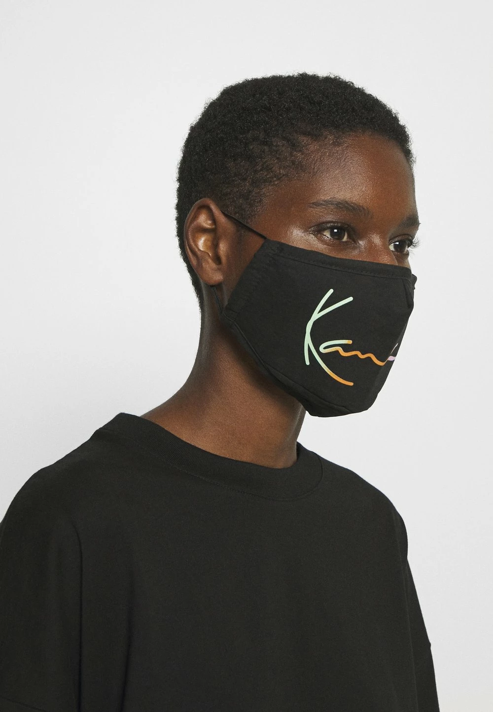 Karl Kani SIGNATURE FACE MASK - Masque en tissu Promos casquettes, bonnets et chapeaux imprimé unisex 4 Karl Kani SIGNATURE FACE MASK - Masque en tissu Promos casquettes, bonnets et chapeaux imprimé unisex – Image 2