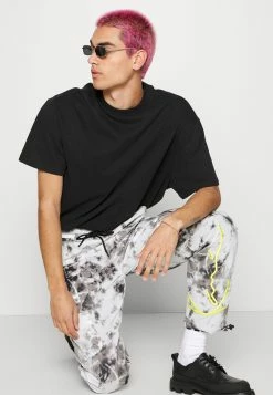 Karl Kani SIGNATURE PIXELPRINT PANTS UNISEX - Pantalon cargo Prix Sympa pantalons haute 12 Karl Kani SIGNATURE PIXELPRINT PANTS UNISEX - Pantalon cargo Prix Sympa pantalons haute -Karl Kani Soldes Boutique f764e11ac2cc469d869a4696d376259c