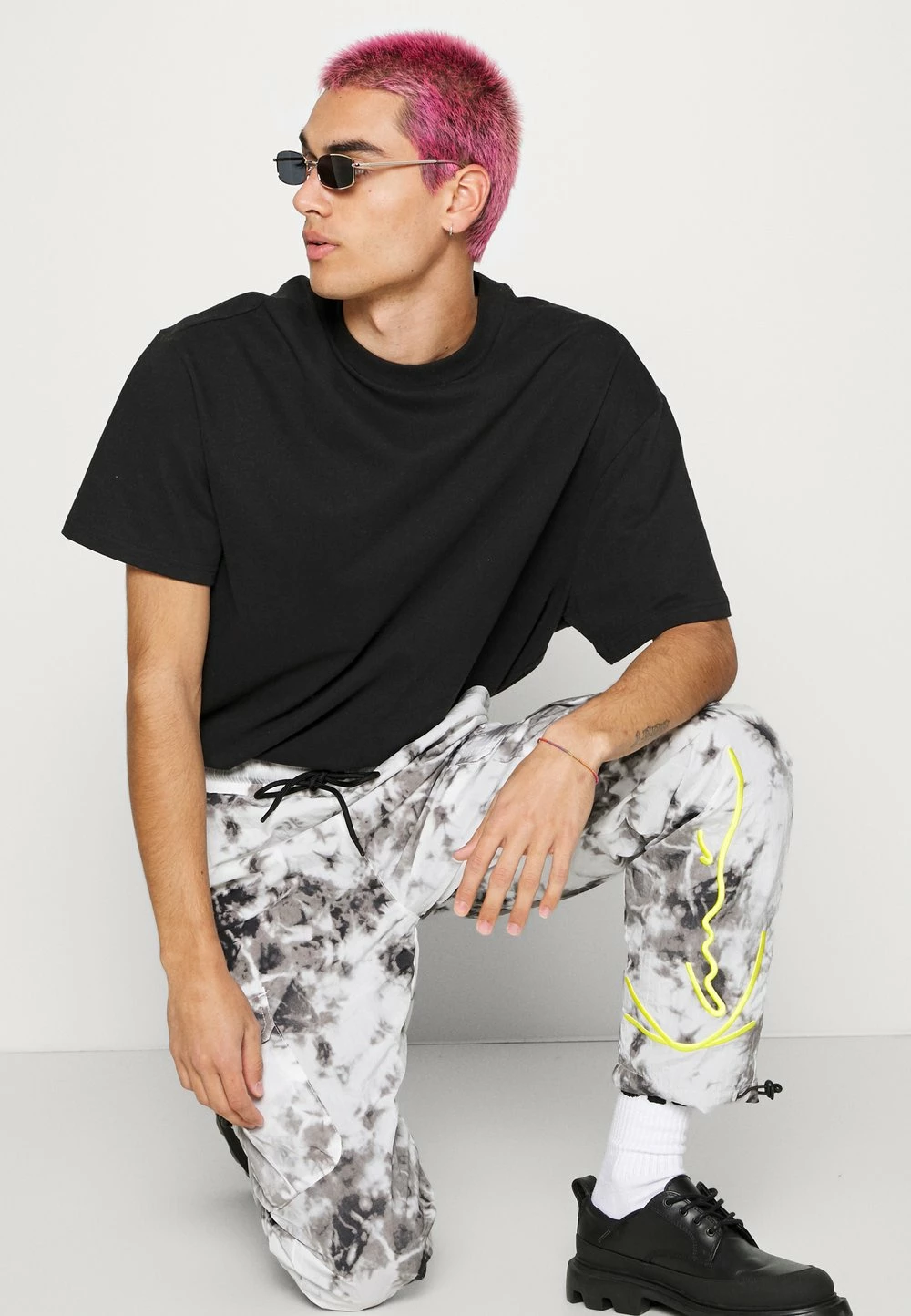 Karl Kani SIGNATURE PIXELPRINT PANTS UNISEX - Pantalon cargo Prix Sympa pantalons haute 6 Karl Kani SIGNATURE PIXELPRINT PANTS UNISEX - Pantalon cargo Prix Sympa pantalons haute – Image 4
