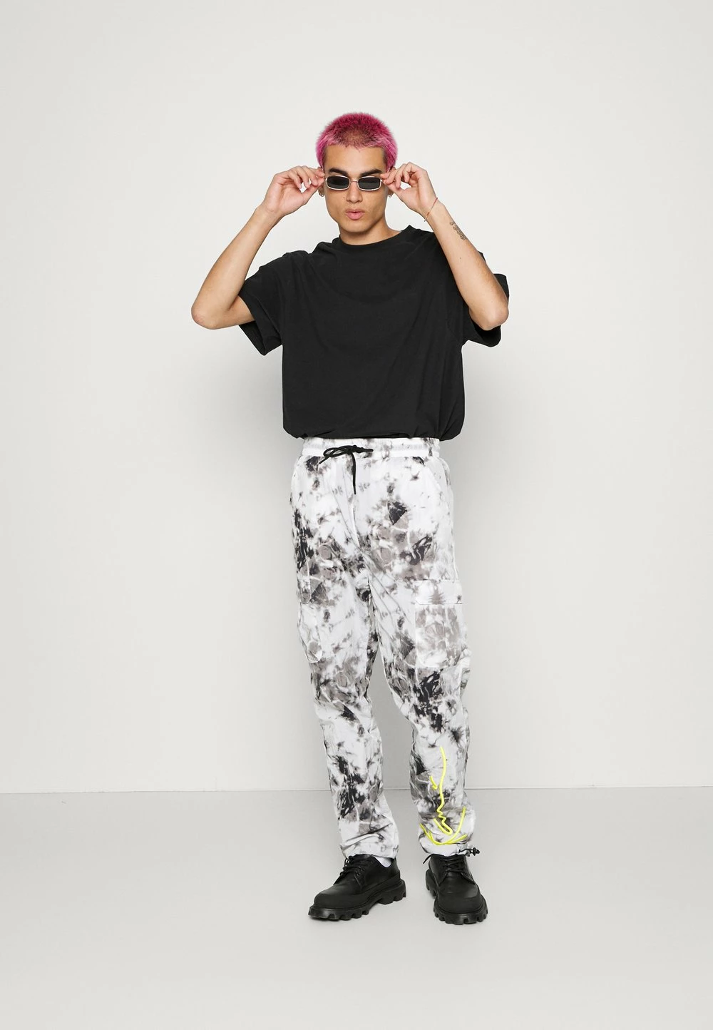 Karl Kani SIGNATURE PIXELPRINT PANTS UNISEX - Pantalon cargo Prix Sympa pantalons haute 4 Karl Kani SIGNATURE PIXELPRINT PANTS UNISEX - Pantalon cargo Prix Sympa pantalons haute – Image 2