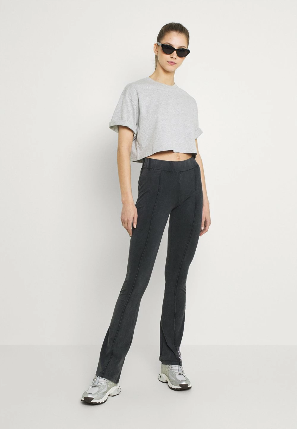 Karl Kani SIGNATURE WASHED FLARED LEGGINGS BLACK - Legging Prix Équitable pantalons haute female 4 Karl Kani SIGNATURE WASHED FLARED LEGGINGS BLACK - Legging Prix Équitable pantalons haute female – Image 2