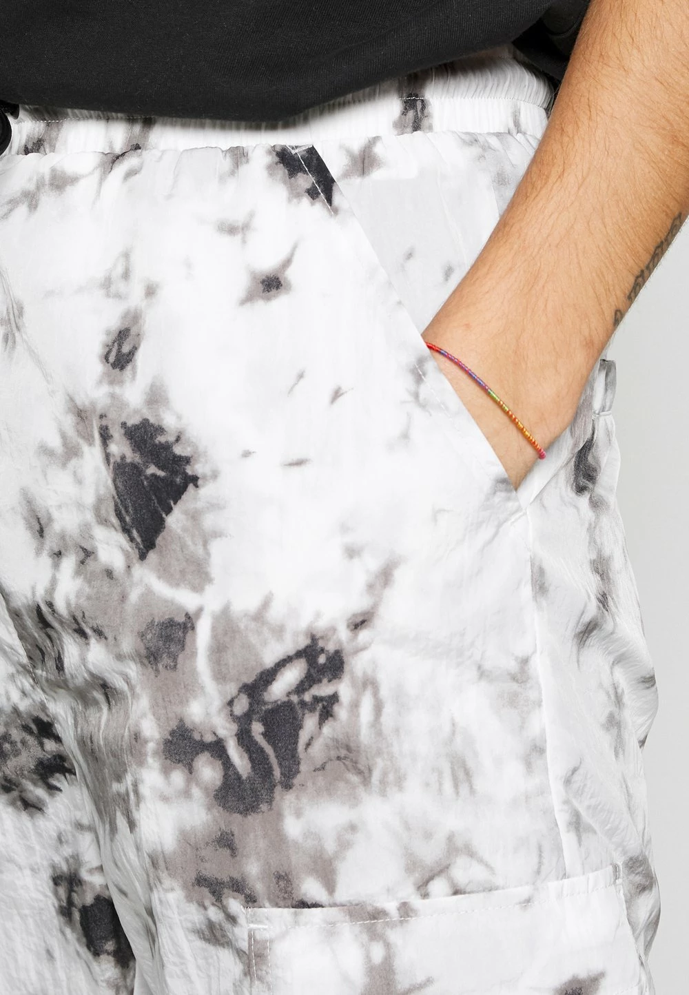 Karl Kani SIGNATURE PIXELPRINT PANTS UNISEX - Pantalon cargo Prix Sympa pantalons haute 7 Karl Kani SIGNATURE PIXELPRINT PANTS UNISEX - Pantalon cargo Prix Sympa pantalons haute – Image 5